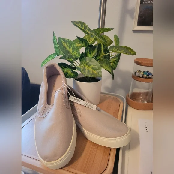 NWT Old Navy Canvas Slip-On Sneakers For Women Cotton Canvas - Picture 3 of 10